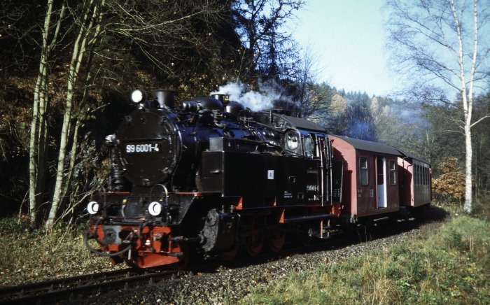 99&nbsp;6001 mit Zug&nbsp;8961 am Bundesstraßen- Bahnübergang (B185) unterhalb der Heinrichsburg- Ruine kurz vor Mägdesprung abwärts fahrend, um 9:05h am 30.10.2005
