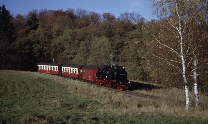 99&nbsp;6001 mit Zug&nbsp;8965 abwärts am südlichen Ramberg, am 30.10.2005
