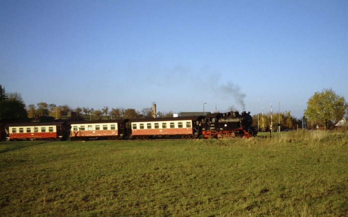 99&nbsp;6001 mit Zug&nbsp;8955 Ausfahrt Gernrode, am 31.10.2005