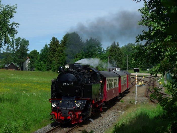 99&nbsp;6001 mit Zug&nbsp;8951 Richtung Eisfelder Talmühle, hinter der Ausfahrt aus Stiege, um 10:34h am 10.06.2016