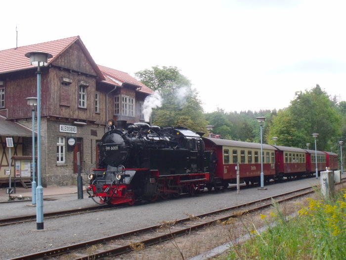 99&nbsp;6001 mit Zug&nbsp;8965 Richtung Hasselfelde, nun im Bahnhof Alexisbad, um 14:43h am 08.09.2019
