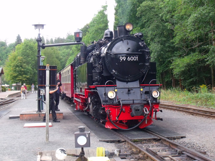 99&nbsp;6001 vorm Zug&nbsp;8965 am Wasserkran in Alexisbad, um 14:44h am 08.09.2019