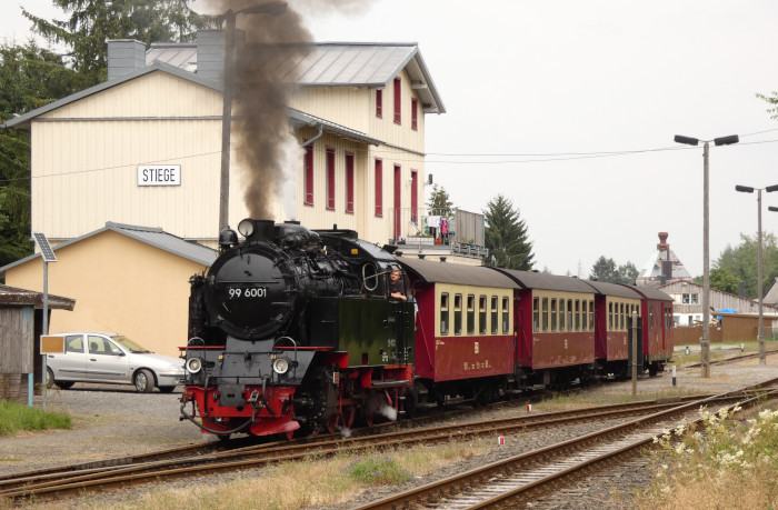 99&nbsp;6001 mit Zug&nbsp;8967 nach Hasselfelde ausfahrend aus Stiege, um 15:58h am 24.07.2021