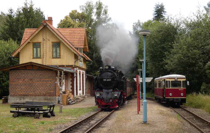 99&nbsp;6001 mit 8967 (&rarr;Hasselfelde) kreuzt Diesel-Triebwagen (als 8916) im Bahnhof Straßberg, um 15:30h am 25.07.2021