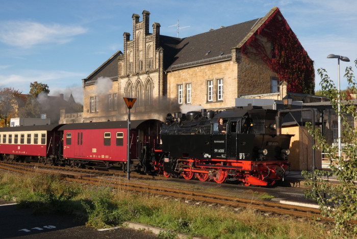 99&nbsp;6001&nbsp;Tv trifft mit Zug 8962 in Quedlinburg ein, um 10:22h am 25.10.2023