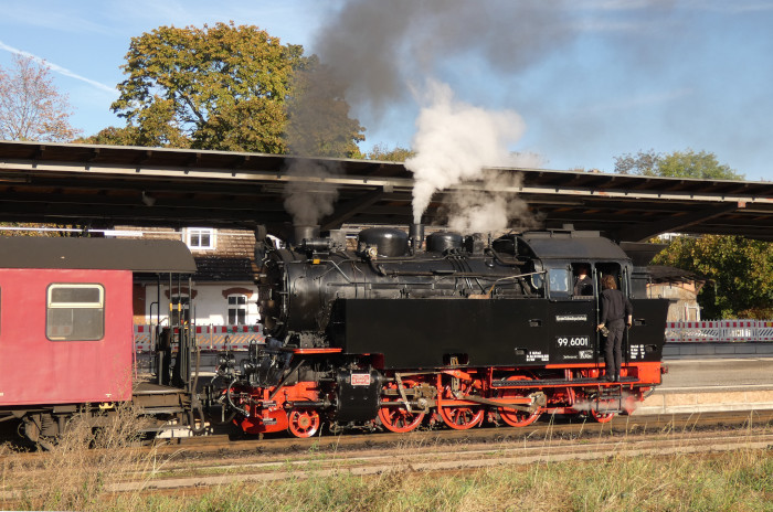 99&nbsp;6001&nbsp; ist soeben mit Zug 8962 in Quedlinburg eingetroffen und wird jetzt umsetzen, um an die Spitze des Zuges Richtung Gernrode zu gehen, 10:24h am 25.10.2023