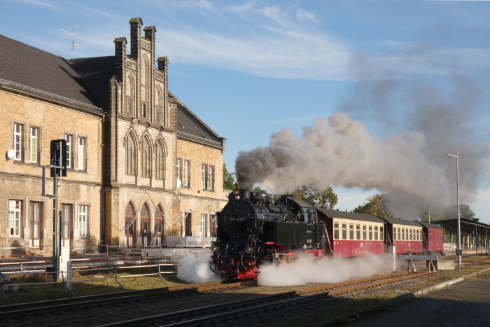 99&nbsp;6001&nbsp; mit Zug 8963 &rarr;Alexisbad, Ausfahrt Quedlinburg um 10:35h am 25.10.2023
