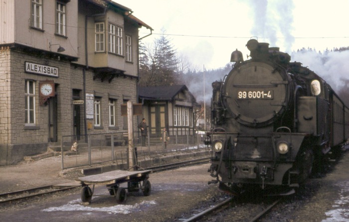 99&nbsp;6001 mit Personenzug nun im Bahnhof Alexisbad, ebenfalls fotografiert im März 1979