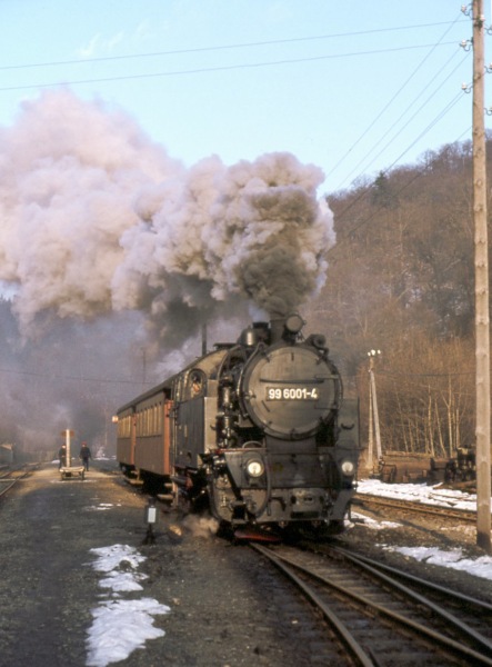 99&nbsp;6001 mit Personenzug Richtung Harzgerode, Abfahrt im Bahnhof Alexisbad, im März 1979