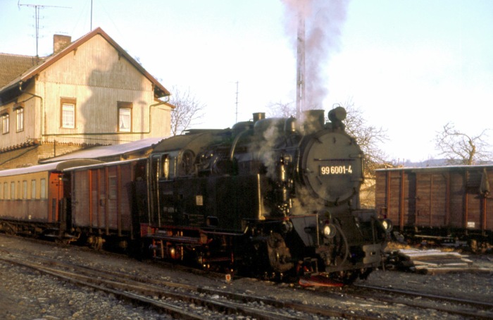 99&nbsp;6001 vor einem noch leeren Personenzug wartet vor dem alten, historischen GHE-Verwaltungsgebäude auf die Freigabe zum Vorziehen an den Bahnsteig im Bahnhof Gernrode, im März 1979