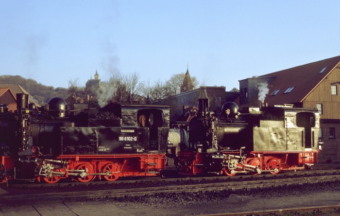 99&nbsp;6102 und 99&nbsp;6101 im Bw&nbsp;Wernigerode, abends am 03.04.1999 um 18:30h