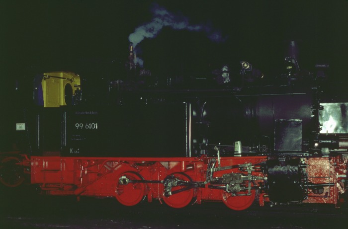 99&nbsp;6101 im Bw&nbsp;Wernigerode, nun schon spät abends um 20:30ham 03.04.1999