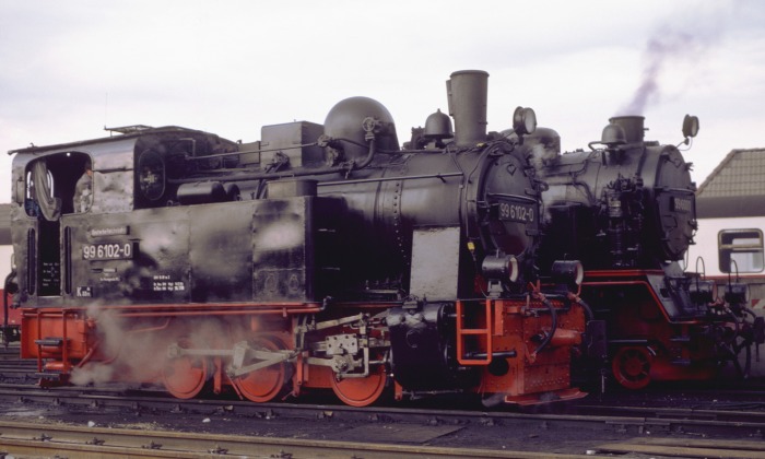 99&nbsp;6102 neben 99&nbsp;6001 im Bw&nbsp;Gernrode, am 14.04.2000