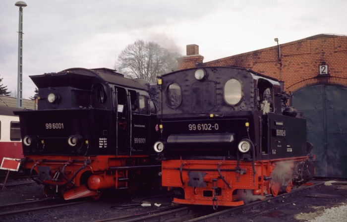 99&nbsp;6102 neben 99&nbsp;6001 im Bw&nbsp;Gernrode, am 14.04.2000