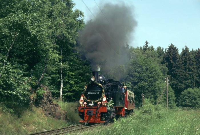 99&nbsp;6102 mit Kindersonderzug (Zwergenzug) nördliche Ramberwiese, vor Sternhaus-Ramberg, am 03.06.2000