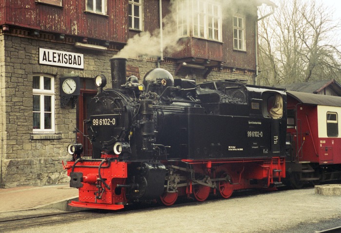 99&nbsp;6102 vor Sonderzug in Alexisbad, am 29.03.2003