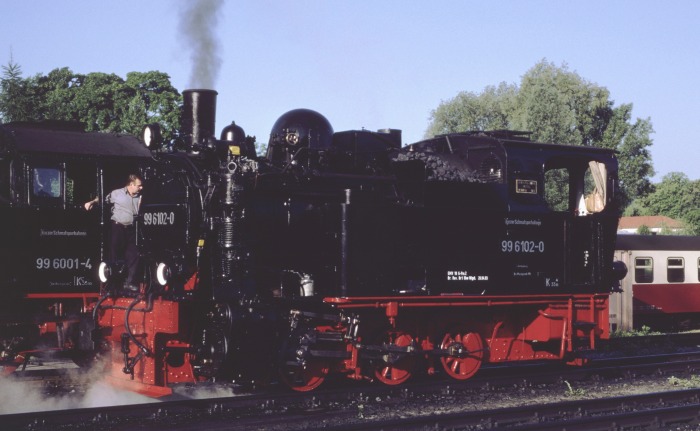 99&nbsp;6102 neben 99&nbsp;6001 im Bw&nbsp;Gernrode, morgens am 30.05.2003