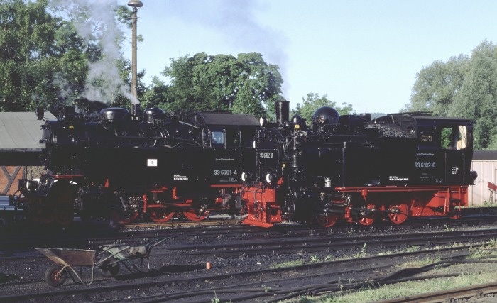 99&nbsp;6102 neben 99&nbsp;6001 im Bw&nbsp;Gernrode, morgens am 30.05.2003