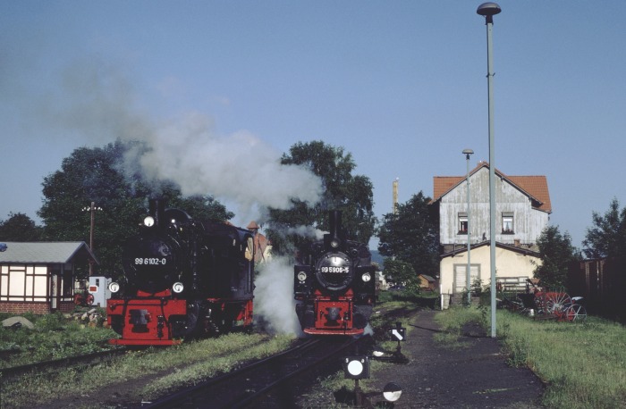 99&nbsp;6102 neben 99&nbsp;5906 in Gernrode, morgens am 30.05.2003