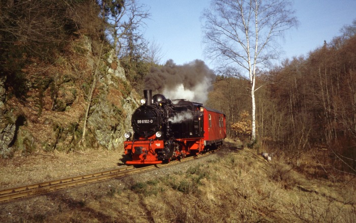 99&nbsp;6102 mit Planzug&nbsp;8961 am Bahnübergang (der B185) vor Mägdesprung, am 15.04.2006