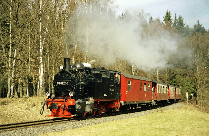 99&nbsp;6102 mit Planzug&nbsp;8963 vor Sternhaus-Ramberg, am 15.04.2006
