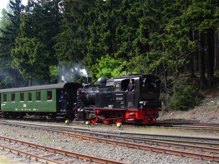 99&nbsp;6101&nbsp;Tv kommt dem Sonderzug vom Brocken Richtung Wernigerode zurück, einrollend in den Bahnhof Schierke, um 15:40h, am 17.05.2014