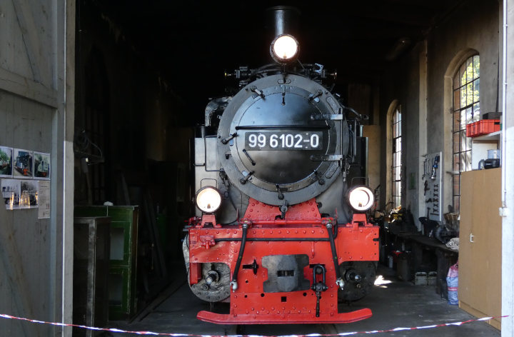 99&nbsp;6102 im (ehemaligen kleinen Rangierlok-) Schuppen ausgestellt in Gernrode, um 10:08h am 03.09.2022