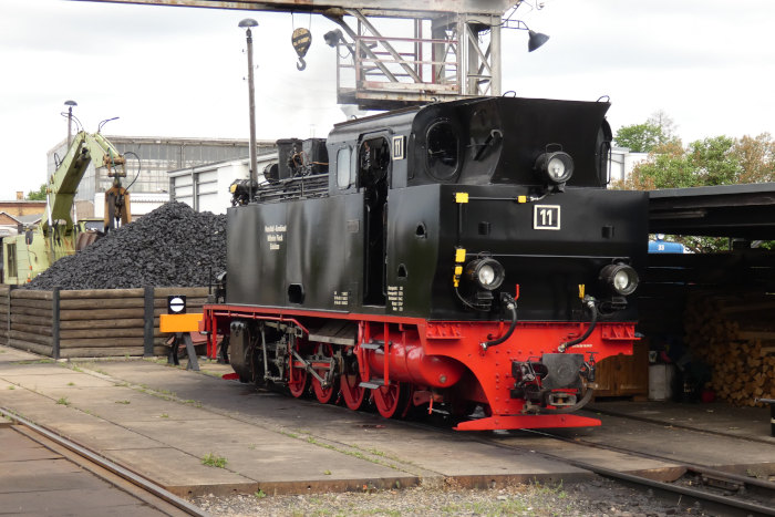 Lok&nbsp;11 wird bereit gemacht für den Einsatz, nahe Kohlen-Kran im Bahnhof Benndorf, um 9:04h am 26.05.2022