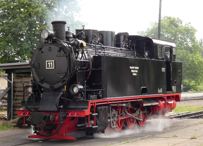 Lok&nbsp;11 setzt um Richtung Bahnsteig im MBB-Bahnhof Benndorf, um 9:07h am 26.05.20022