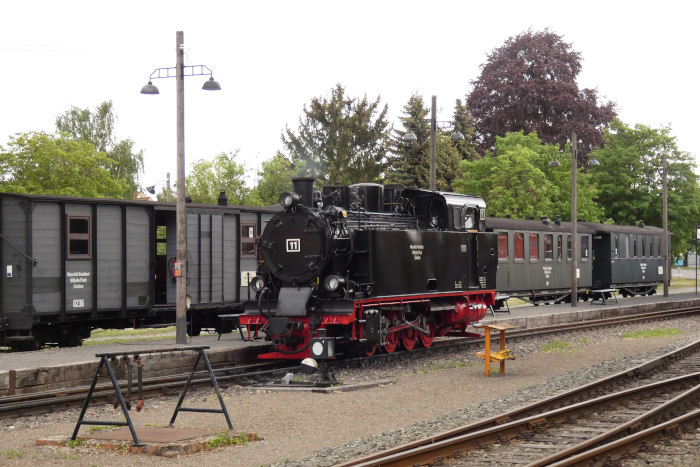 Lok&nbsp;11 wartet noch einige Minuten am Bahnsteig im MBB-Bahnhof Benndorf, um Tv vor den (Info-) Zug zu kuppeln, 9:19h am 26.05.2022