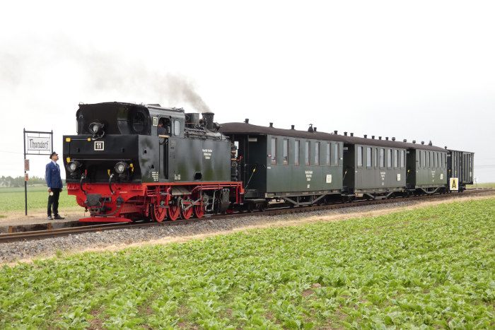 Lok&nbsp;11&nbsp;Tv mit Infozug nach Hettstedt-Kuperkammerhütte, Halt in Hp&nbsp;Thondorf, um 10:57h am 26.05.2022