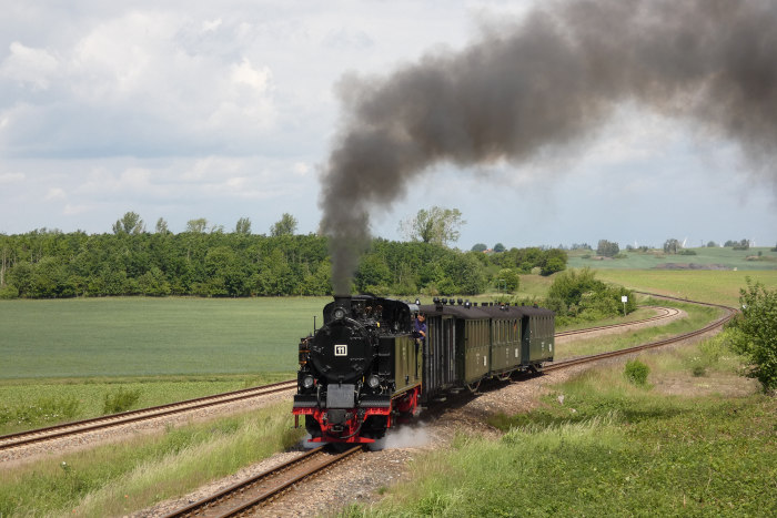 Lok&nbsp;11&nbsp; mit Infozug zurück Richtung Benndorf, weit vor Siersleben, in der kurzen Steigung nahe der Niewandtschachthalde neben der Hauptbahn, um 12:27h am 26.05.2022