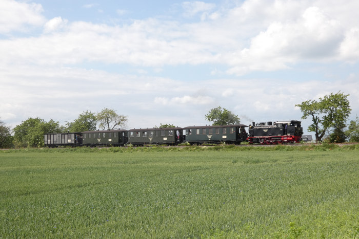 Lok&nbsp;11&nbsp;Tv mit Regelzug &rarr;Kupferkammerhütte hinter ehemaligem Abzweig und Hp&nbspBocksthal an den Feldern Richtung Zirkelschacht, um 14:50h am 26.05.2022