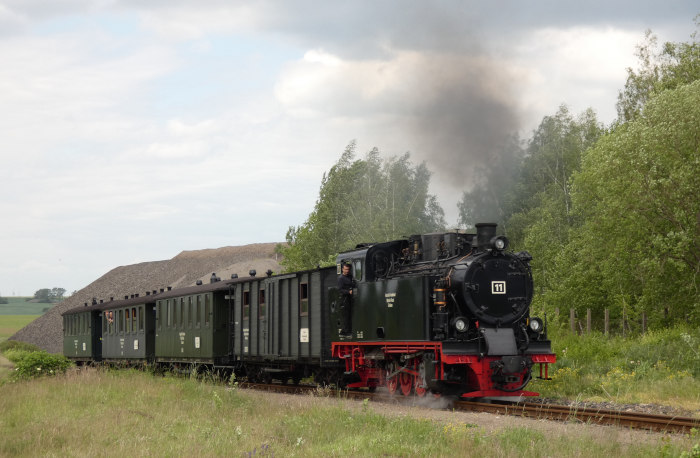 Lok&nbsp;11&nbsp; mit Regelzug &rarr;Benndorf weit vor Siersleben, in der kurzen Steigung nahe der Niewandtschachthalde neben der Hauptbahn, um 15:53h am 26.05.2022
