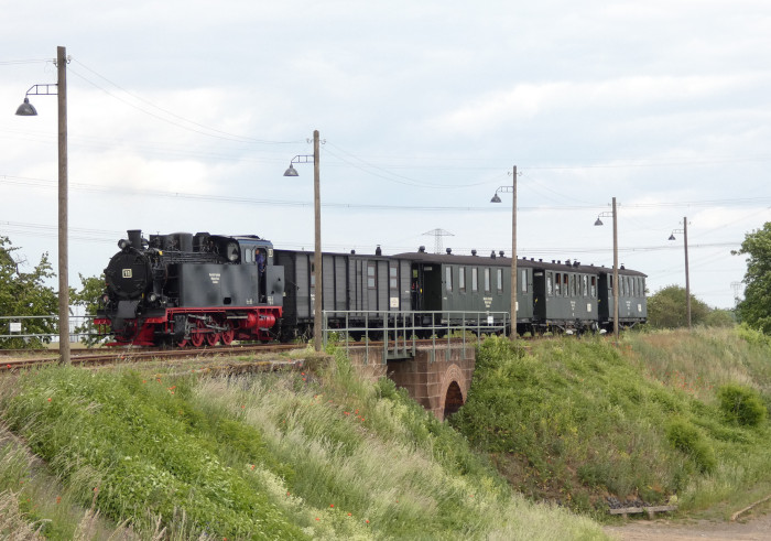 Lok&nbsp;11&nbsp; mit Regelzug &rarr;Benndorf auf der Schmalspur-Überführungsbrücke an der Einfahrt am Hp (ohne Halt) und ehem. Abzweig Bocksthal, um 16:15h am 26.05.2022