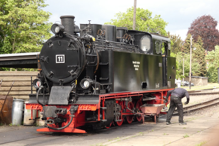 Lok&nbsp;11 im Bahnhofsgelände (Lokbehandlungsgleis) in Benndorf beim Ausschlacken, um 16:30h am 26.05.2022