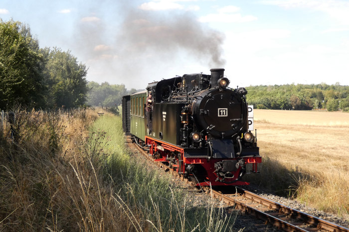 Lok&nbsp;11&nbsp; mit Sonderzug zurück Richtung Benndorf, etwa hundert Meter vor dem Hp Paradies (natürlich auch hier Durchfahrt...), um 13:27h am 03.09.2022
