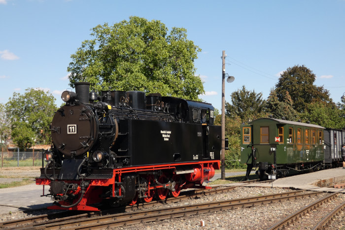 Lok&nbsp;11&nbsp; setzt im Bahnhof Benndorf ab vom Zug Richtung Lokbehandlungsgleis, um 14:07h am 03.09.2022