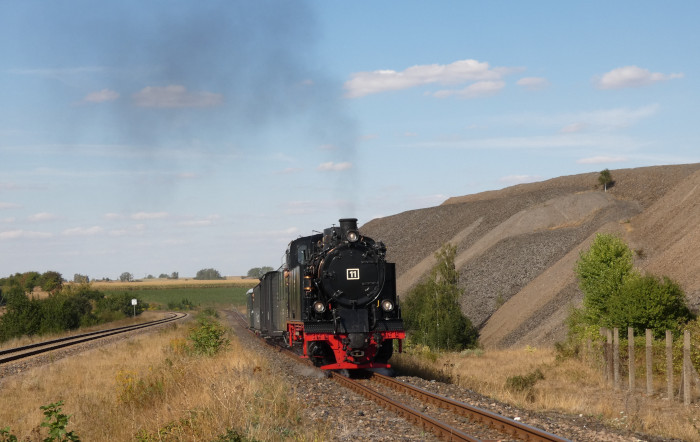 Lok&nbsp;11&nbsp; mit Museums-Planzug Kupferkammerhütte&rarr;Benndorf in der kurzen Steigung an der Niewandtschachthalde, um 15:50h am 03.09.2022