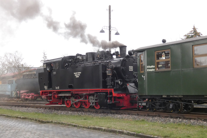 Lok&nbsp;11&nbsp;Tv steht schon um 8:25h am 01.04.2023 im Bahnhof Benndorf vor den &bdquo;Infozug&ldquo; gekuppelt und bereit zur Bremsprobe und für die erst viel spätere Abfahrt
