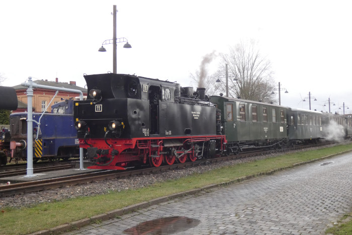 Lok&nbsp;11&nbsp;Tv steht schon um 8:25h am 01.04.2023 im Bahnhof Benndorf vor den &bdquo;Infozug&ldquo; gekuppelt und bereit zur Bremsprobe und für die erst viel spätere Abfahrt