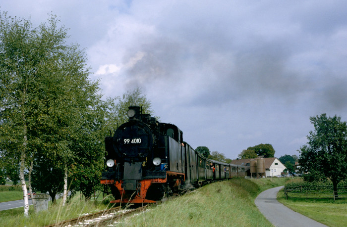 &bdquo;99&nbsp;4010&ldquo; mit Zug Ochsenhausen&rarr;Warthausen bei Äpfingen, gegen 17:30h am 22.09.1996