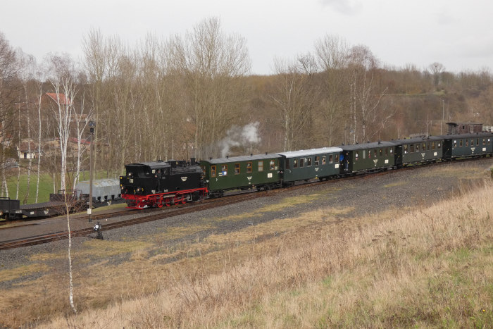 Lok&nbsp;11&nbsp;Tv mit MBB-Regelzug aus Benndorf rollt in den Bahnhof Kupferkammerhütte ein, um 15:25h am 01.04.2023