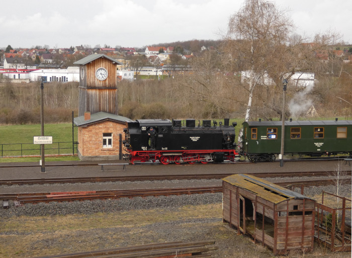 Lok&nbsp;11&nbsp;Tv mit MBB-Regelzug aus Benndorf rollt in den Bahnhof Kupferkammerhütte ein, um 15:25h am 01.04.2023