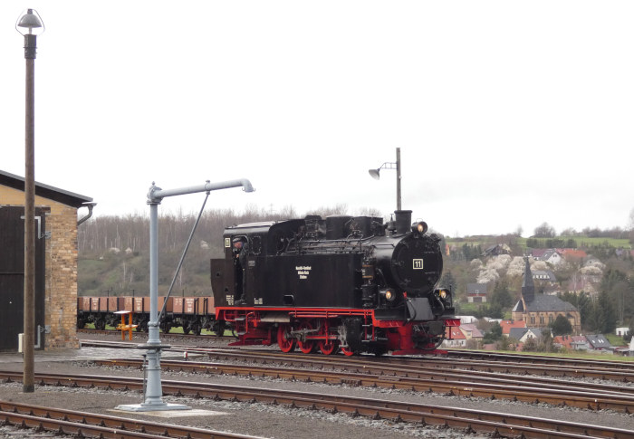 Lok&nbsp;11&nbsp; beim Umsetzen, nahe dem renovierten Lok- und Wagen-Werkstattschuppen, um 15:30h am 01.04.2023