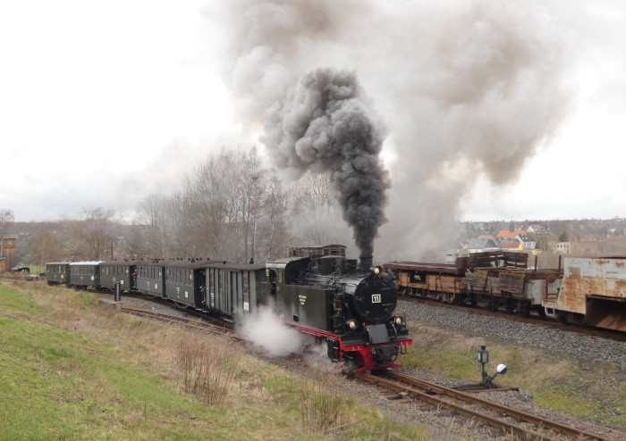 Lok&nbsp;11&nbsp; mit Regelzug nach Benndorf, Ausfahrt Bahnhof Hettstedt-Kupferkammerhütte, um 15:48h am 01.04.2023