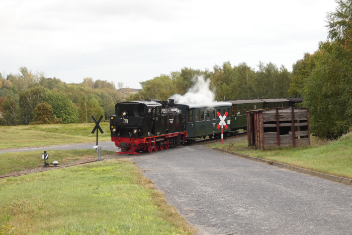 Lok&nbsp;11&nbsp;Tv mit Infozug (&rarr;Hettstedt-Kupferkammerhütte) einfahrend am Bahnübergang zum Lagerplatz oberhalb von Kupferkammerhütte, um 12:41h am 07.10.2023