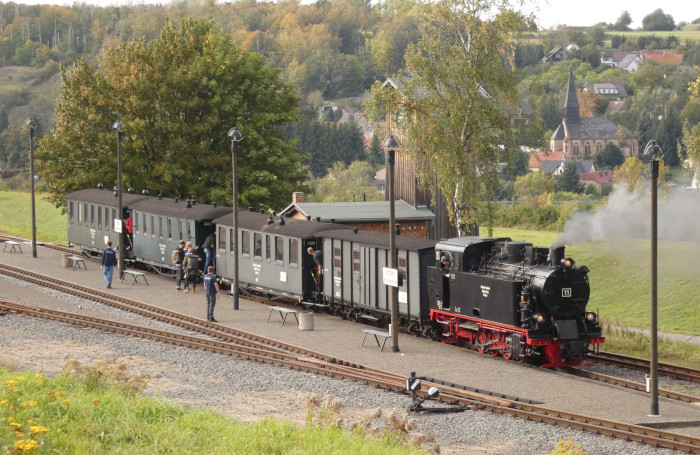 Lok&nbsp;11&nbsp; vor dem Zug nach Benndorf bereit für die Abfahrt in Hettstedt-Kupferkammerhütte, um 15:43h am 07.10.2023