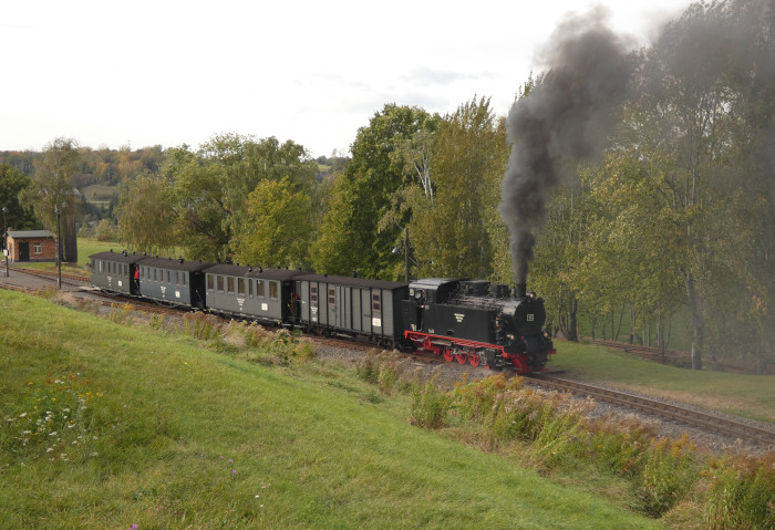 Lok&nbsp;11&nbsp; mit (Regel-) Zug zurück nach Benndorf, Ausfahrt Kupferkammerhütte, um 15:45h am 07.10.2023