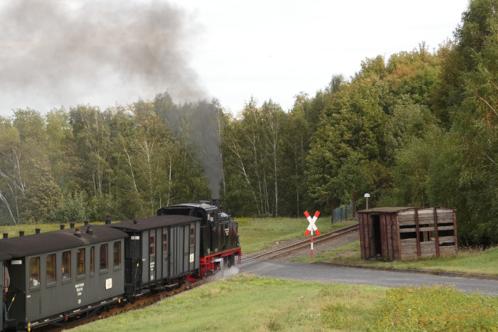 Lok&nbsp;11&nbsp; mit (Regel-) Zug zurück nach Benndorf, Ausfahrt Kupferkammerhütte, um 15:45h am 07.10.2023